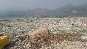 Desechos sólidos sobre el Lago de Amatitlán